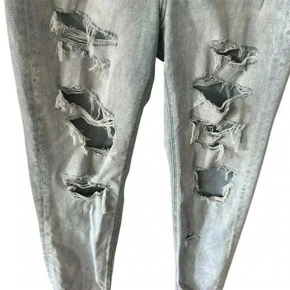 American Eagle Women’s 8L High Rise Distressed Ripped Mom Jean Light Wash Jeans - Picture 5 of 10